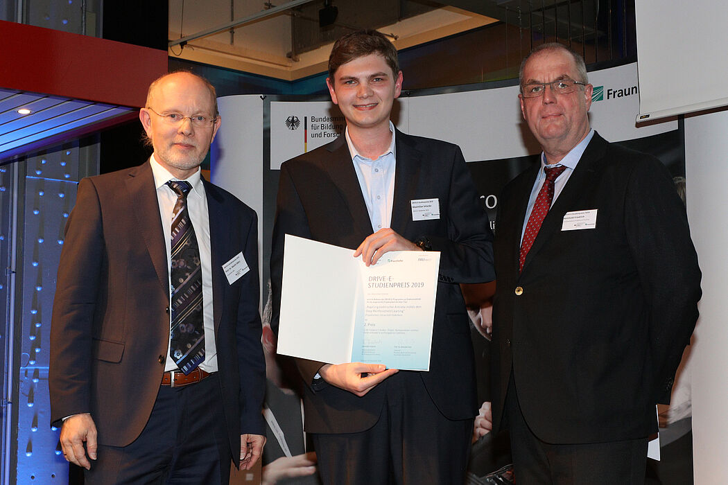 Die Laudatoren und DRIVE-E-Studienpreisträger 2019: V. l. Prof. Martin März (Fraunhofer IISB), Preisträger Maximilian Schenke (Universität Paderborn) und Reinhold Friedrich (BMBF).