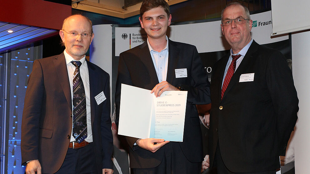 Die Laudatoren und DRIVE-E-Studienpreisträger 2019: V. l. Prof. Martin März (Fraunhofer IISB), Preisträger Maximilian Schenke (Universität Paderborn) und Reinhold Friedrich (BMBF).