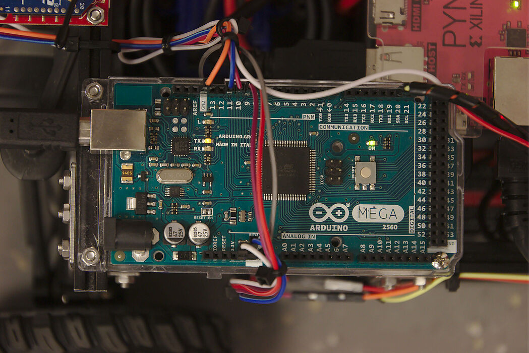 In ihrem Prototypen bauten Felix Paul Jentzsch und Andreas Krakau zwei System-on-chip FPGAs ein und entwickelten ein eigenes Hardware-Software ROS Netzwerk.