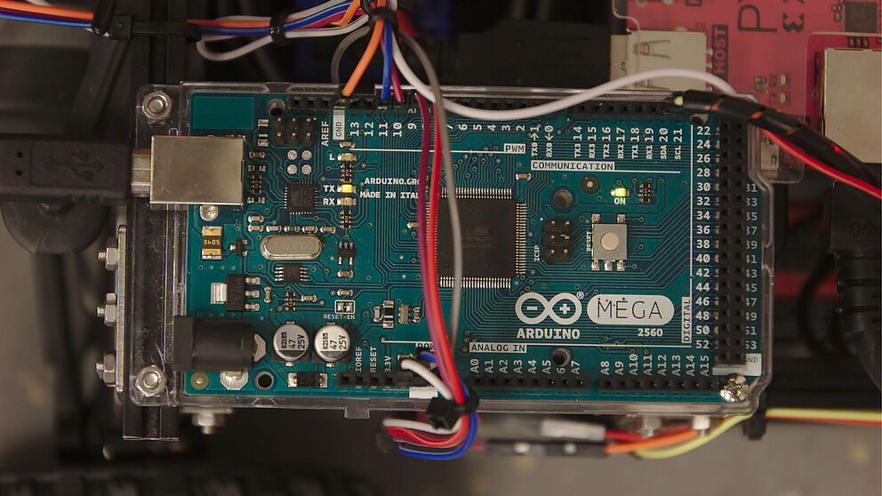 In ihrem Prototypen bauten Felix Paul Jentzsch und Andreas Krakau zwei System-on-chip FPGAs ein und entwickelten ein eigenes Hardware-Software ROS Netzwerk.