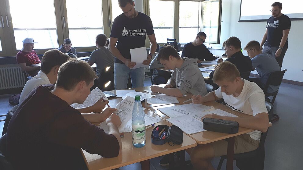 Gruppenarbeitsphase in der von den Studierenden vorbereiteten Unterrichtsstunde in der 11. Klasse des Ingenieurwissenschaftlichen Gymnasiums des Richard-von-Weizsäcker Berufskollegs 