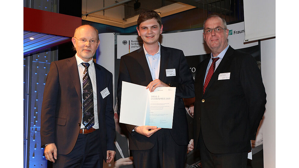 Die Laudatoren und DRIVE-E-Studienpreisträger 2019: V. l. Prof. Martin März (Fraunhofer IISB), Preisträger Maximilian Schenke (Universität Paderborn) und Reinhold Friedrich (BMBF).