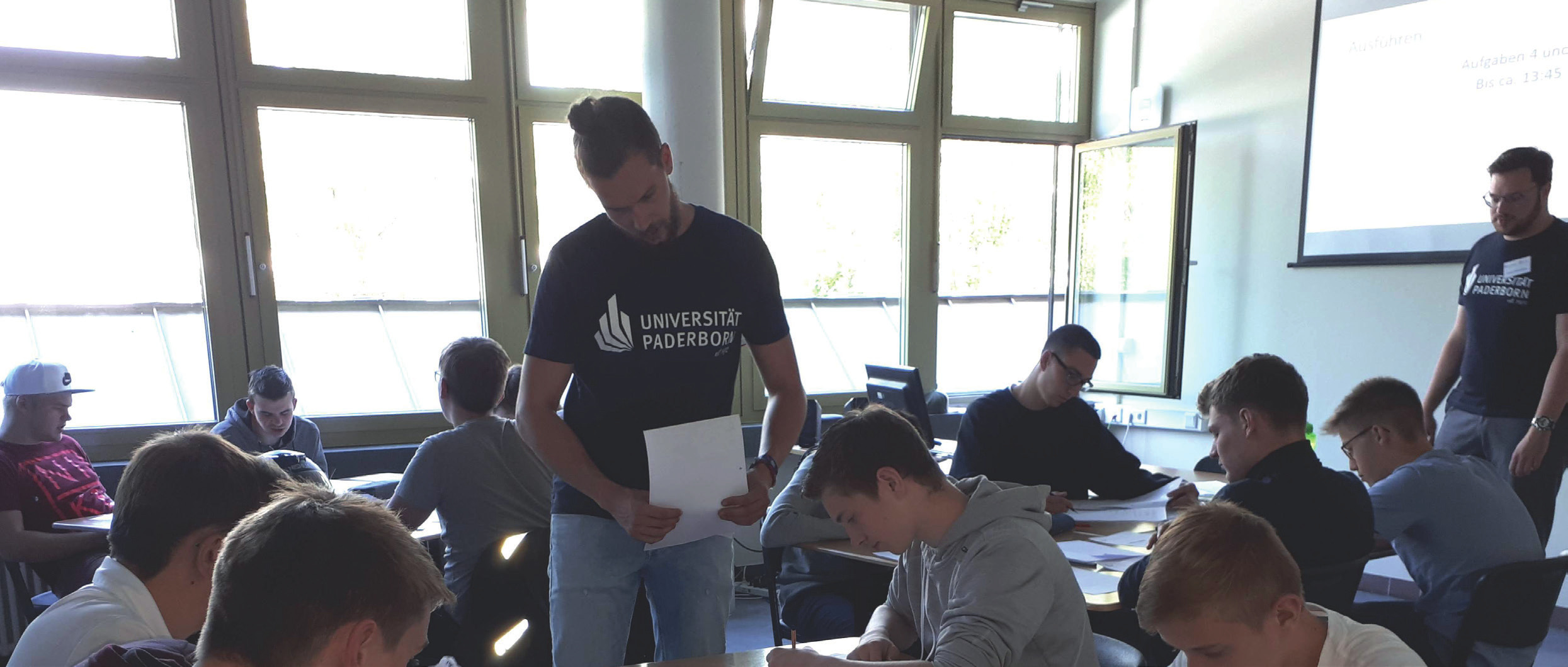 Gruppenarbeitsphase in der von den Studierenden vorbereiteten Unterrichtsstunde in der 11. Klasse des Ingenieurwissenschaftlichen Gymnasiums des Richard-von-Weizsäcker Berufskollegs.