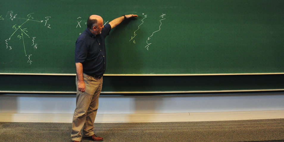 Prof. Dr. Sturm erklärte auch unter Zuhilfenahme von Tafelbildern seinen Forschungsgegenstand. (Foto: Luca Jurczyk)