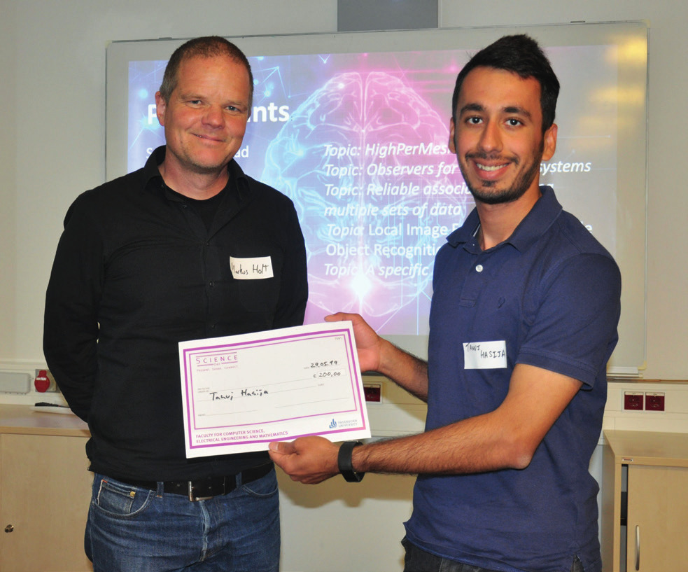 Tanuj Hasija gewann den Science Day und bekam von Dr. Markus Holt einen Scheck über 200€ überreicht. (Foto: Luca Jurczyk)