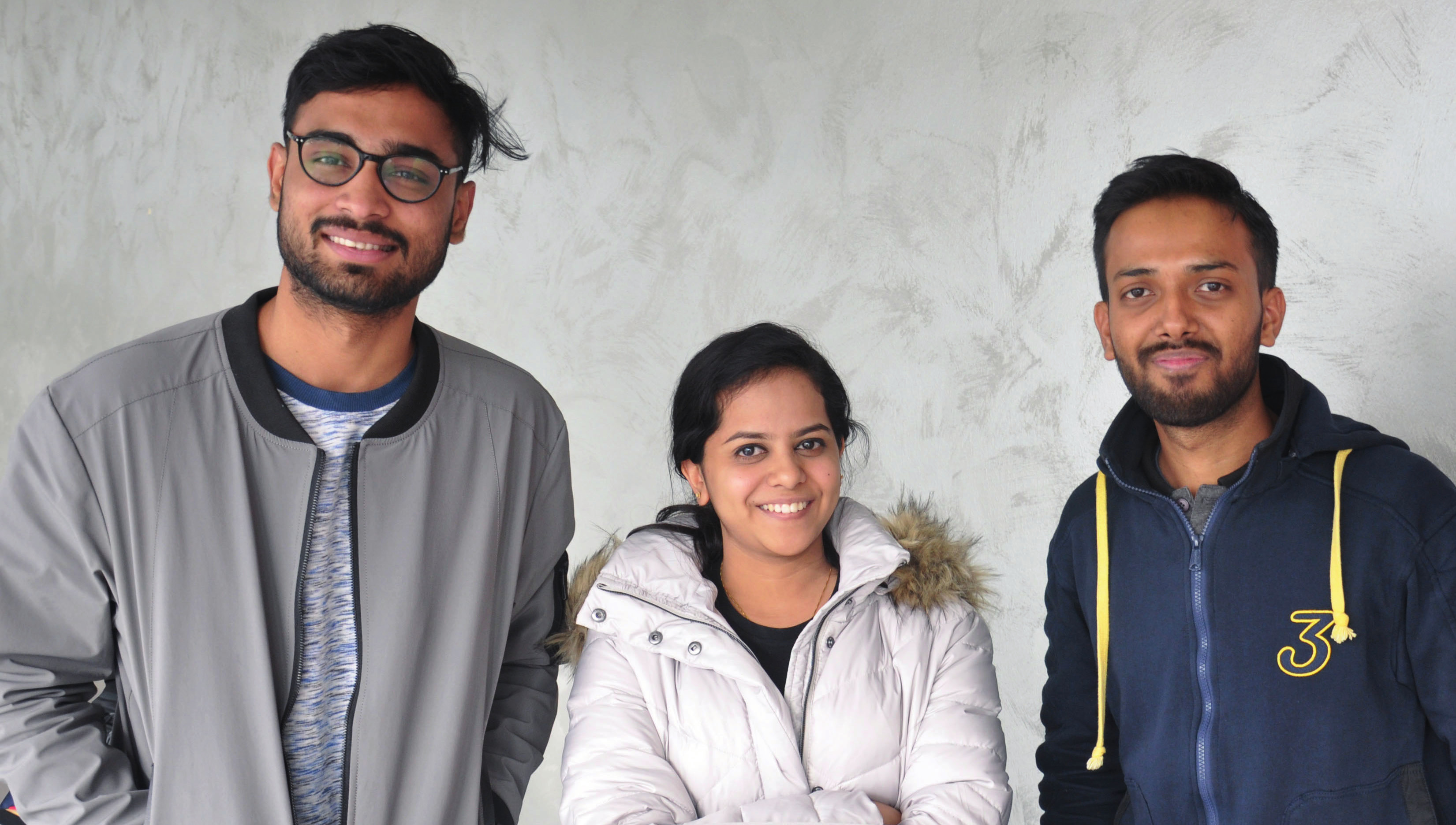Apoorva Ravishankar (Mitte) mit ihren Kommilitonen Vikrant Singh (links) und Barun Kumar. Alle drei sind aus Indien gekommen, um in Paderborn zu studieren. (Foto: Luca Jurczyk)
