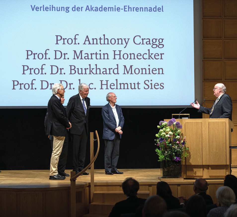 Der Präsident der Akademie der Wissenschaften und der Künste in NRW, Herr Prof. Dr. Wolfgang Löwer, verleiht im Festsaal der Akademie in Düsseldorf an vier Mitglieder die Ehrennadel der Akademie. 