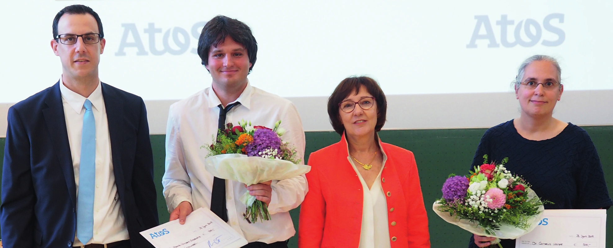Alexis-Vincent Chasiotis und Dr. Cornelia Kaiser bekamen auf der diesjährigen Absolventenfeier den Weierstraß-Preis für ausgezeichnete Lehre verliehen.  