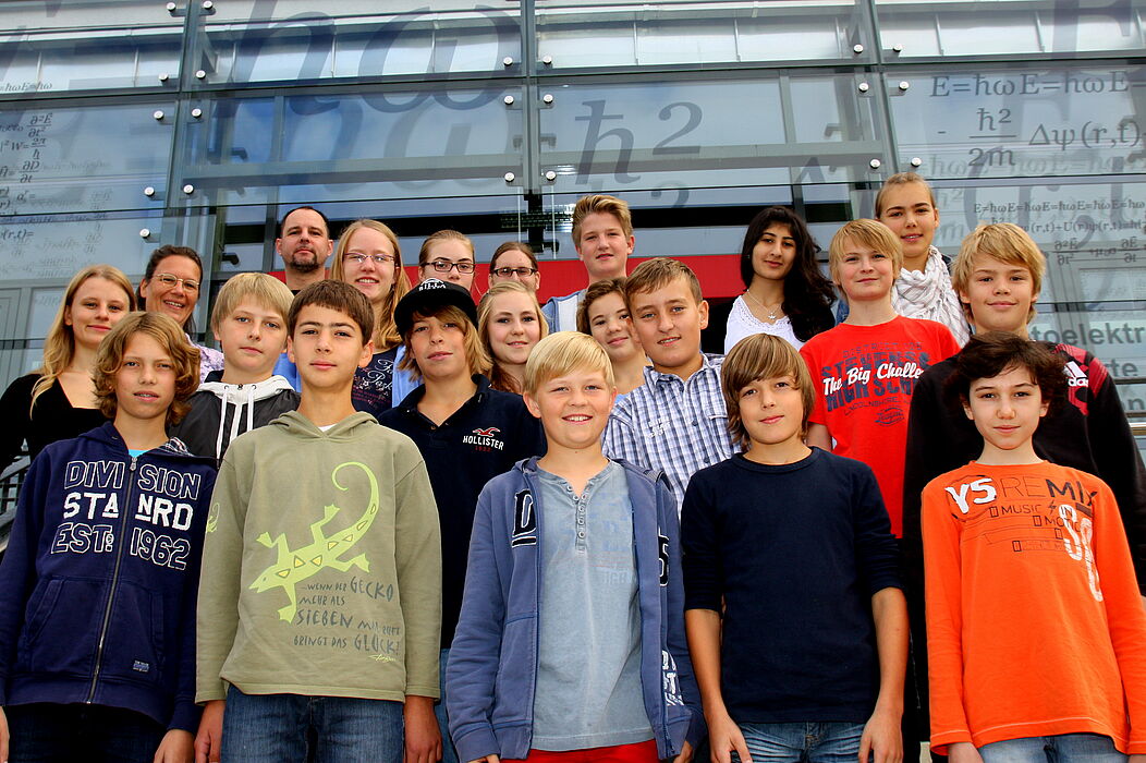Foto (Universität Paderborn, Patrick Kleibold): 18 Schüler der Jahrgangsstufen 7 bis 9 von unterschiedlichen Gymnasien aus ganz OWL nehmen derzeit an einem Workshop zum Thema „Autarke Energieversorgung einer Neubausiedlung“ an der Universität Pader