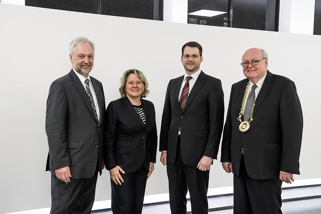 Foto (Nordrhein-Westfälische Akademie der Wissenschaften und der Künste): Uni-Präsident Prof. Dr. Wilhelm Schäfer, Wissenschaftsministerin Svenja Schulze, Jun.-Prof. Dr.-Ing. Heiko Hamann und Akademiepräsident Wolfgang Löwer.