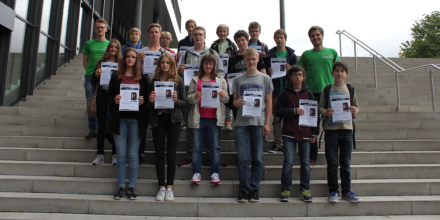 Foto: Teilnehmerinnen und Teilnehmer des ersten „3D-Druck-Ferienspecial“ am Campus der Uni.