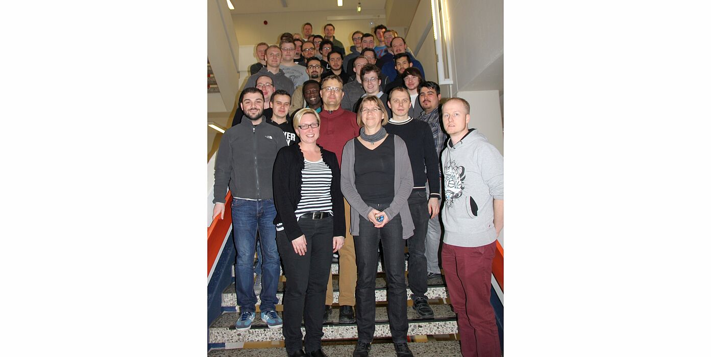 Foto (Universität Paderborn, Barbara Nofen): Studierende aus Paderborn, Bielefeld, Soest und Meschede mit der Dozentin Grit Graefe (vordere Reihe, 2. von rechts) und den Projektmitarbeitern Dr. Daniel Gembris (Bildmitte) und Danica Rehse (vordere Reihe l