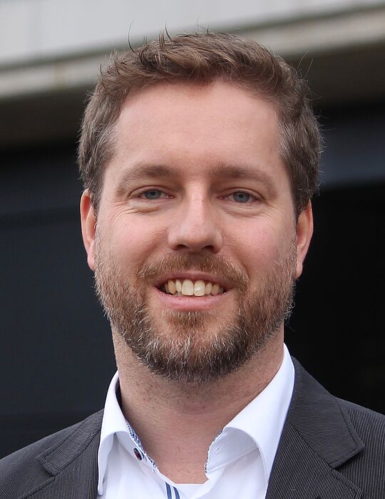 Foto (Universität Paderborn): Prof. Dr. Eric Bodden von der Universität Paderborn erhält eine Auszeichnung für „herausragende Forschung in der Informatik“. Foto (Universität Paderborn): Prof. Dr. Eric Bodden von der Universität Paderborn erhält eine Auszeichnung für „herausragende Forschung in der Informatik“.