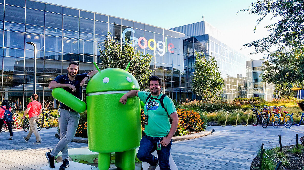 Foto (Universität Paderborn): (v. l.) Jahn Heymann und Oliver Walter in der Firmenzentrale von Google in Mountain View.