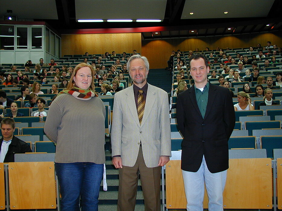 Foto (Christian Hüls) (v. li.): Begrüßten im Audimax die neuen Studierenden: Christiane Schmidt, AStA-Referentin für Hochschulpolitik, Prorektor Prof. Dr. Wilhelm Schäfer und AStA-Vorsitzender David Hamme