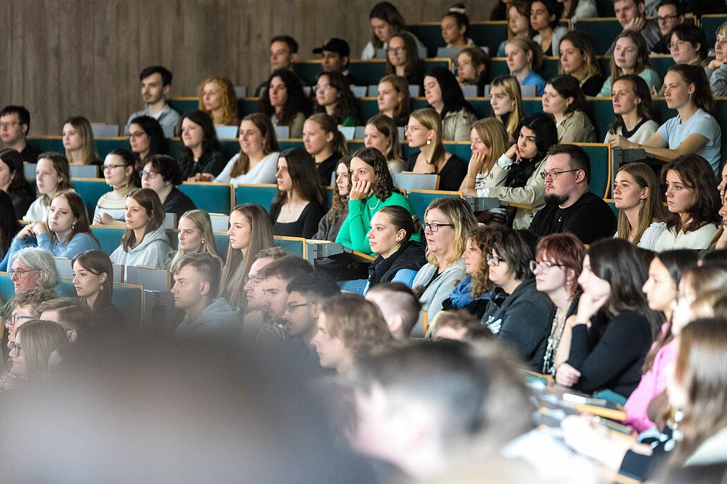 Studierende sitzen im Hörsaal.