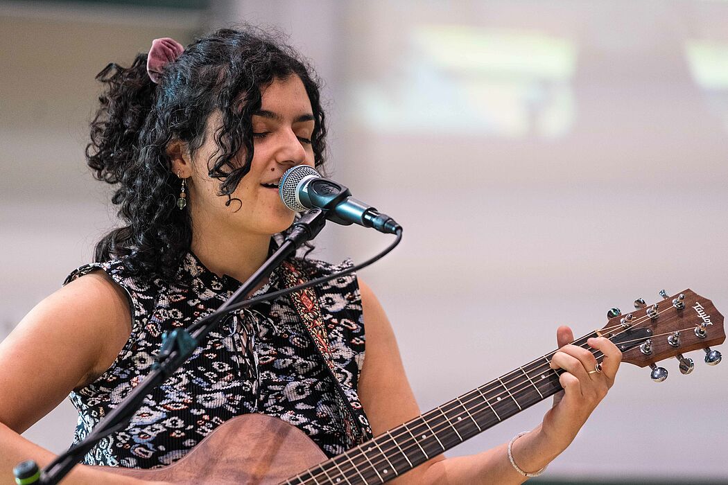 Zara Akopyan singt und spielt Gitarre.