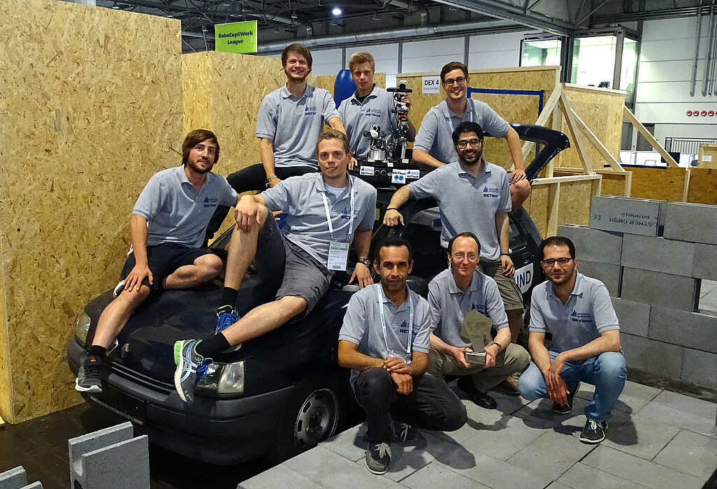 Foto (Universität Paderborn, Daniel Nickchen): v. l. n. r. oben: Das erfolgreiche Team des GET Lab: Mawe Sprenger, Fabian Winkel, Daniel Gaspers; Mitte: Daniel Nickchen, Steffen Grotenhöfer, Rafi Jakub; unten: Mahmoud Mohamed, Dirk Fischer und Muhannad 