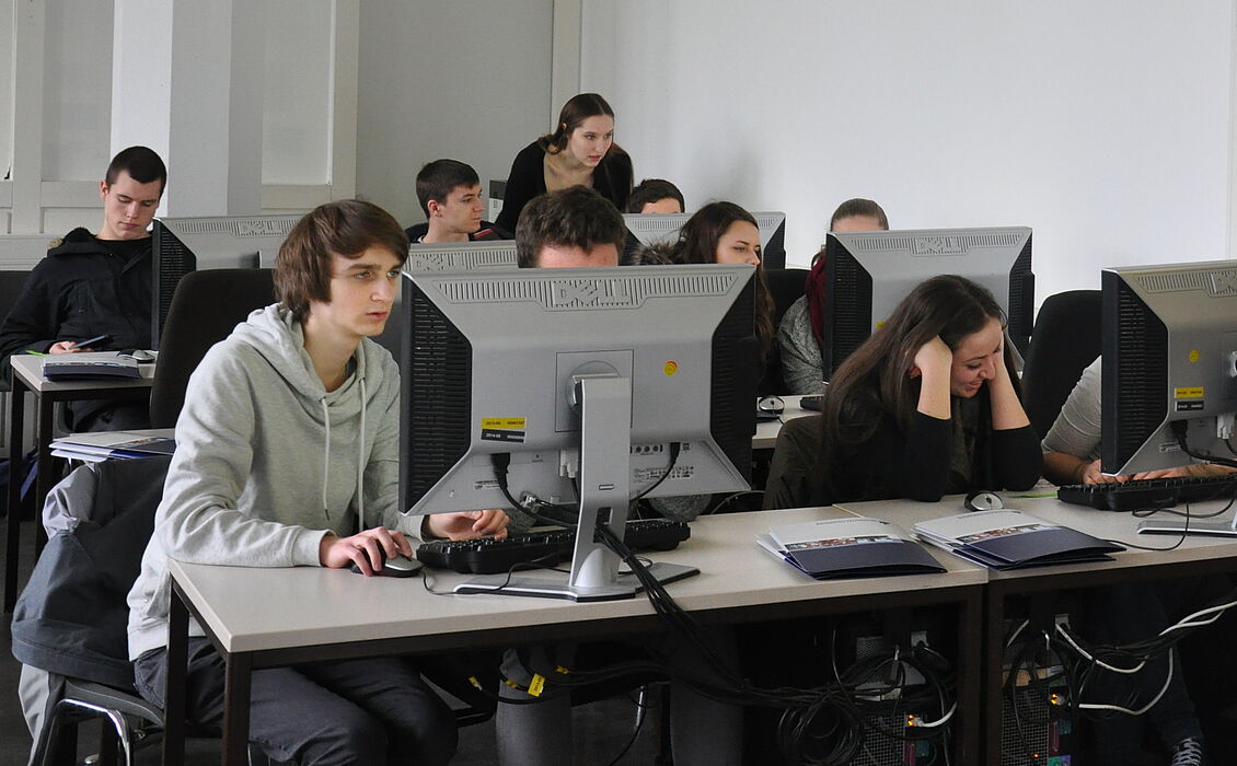 Foto: (Universität Paderborn, Isabel Stroschein): Die Schülerinnen und Schüler der Friedrich-von-Spee-Gesamtschule bei der vertiefenden Gruppenarbeit unter der Anleitung von Kathlén Kohn (hinten rechts).