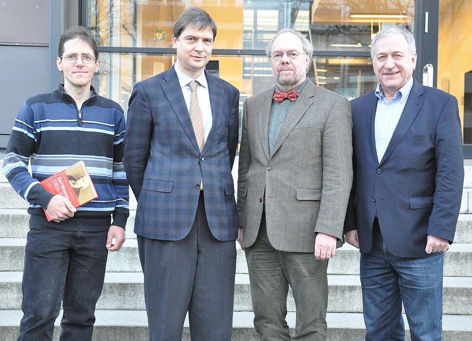 Foto: (v. l.) Prof.Dr. Michael Winkler (Koordinator Weierstraß-Jahr), Prof. Dr. Felix Otto (Max-Planck-Institut, Leipzig), Prof. Dr. Reinhard Keil (Fakultätsdekan EIM), Dr. Michael Laska (Geschäftsführer der Fakultät EIM u. Koordinator Weierstraß-Ja