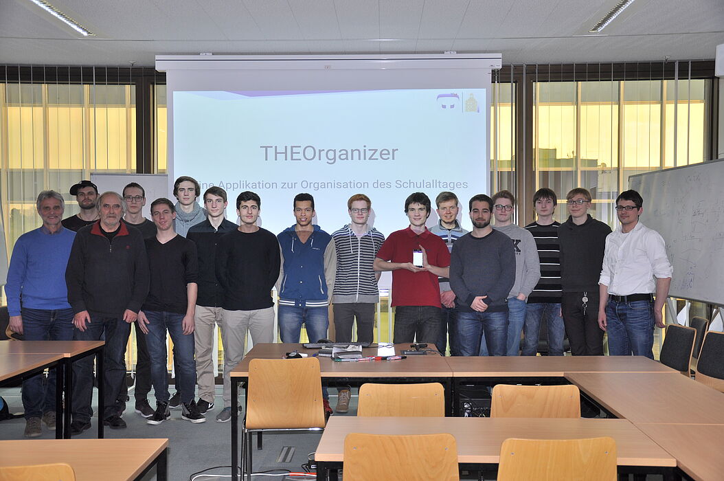 Foto (Universität Paderborn, Isabel Stroschein): Die Projektgruppe des Gymnasiums Theodorianum und Projektbetreuer Jonas Neugebauer (ganz rechts).