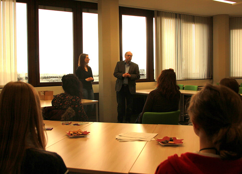 Foto: Prof. Dr.-Ing Reinhard Keil bei seiner Abschlussansprache an die Mentees und MentorInnen
