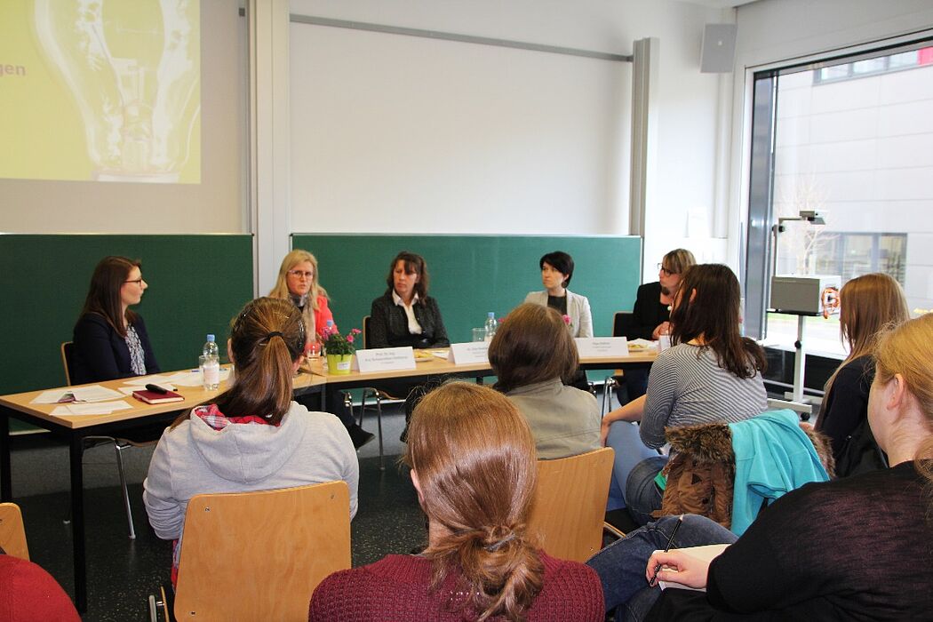 Das Podium (v. l. n. r.): Katharina Strothmann (Moderation), Prof. Dr.-Ing. Eva Schwenzfeier-Hellkamp, Dr. Elke Radeke, Olga Käthler und Franziska Pestel.